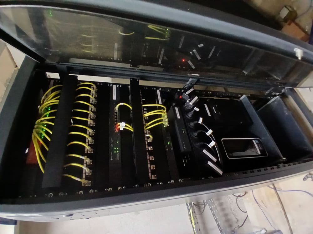 Rede de dados e sistema de monitoramento com cabeamento estruturado e equipamentos gerenciáveis